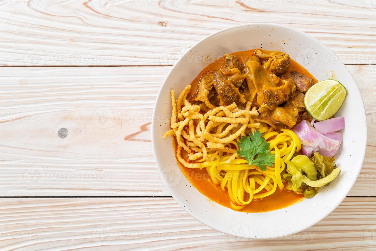 soupe de nouilles au curry du nord de la thaïe avec porc braisé photo