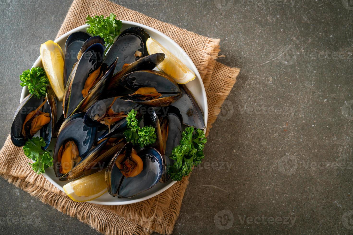 moules aux herbes dans un bol au citron photo