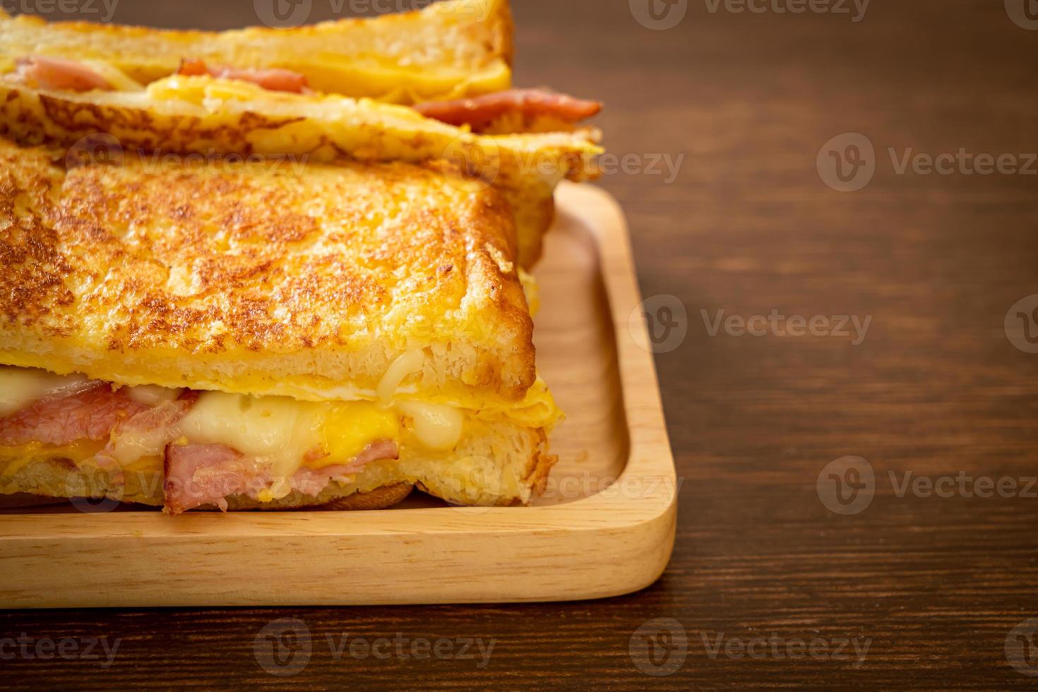 pain doré jambon bacon fromage sandwich photo