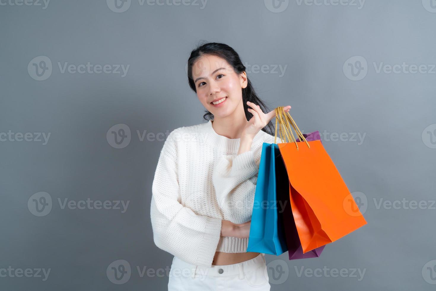 femme asiatique tenant des sacs à provisions photo