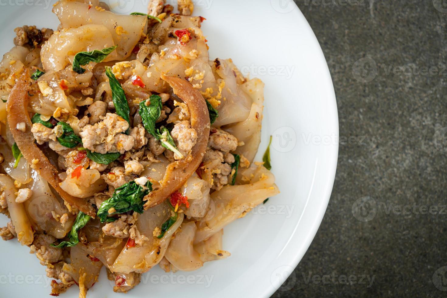 nouilles sautées au poulet émincé et basilic photo