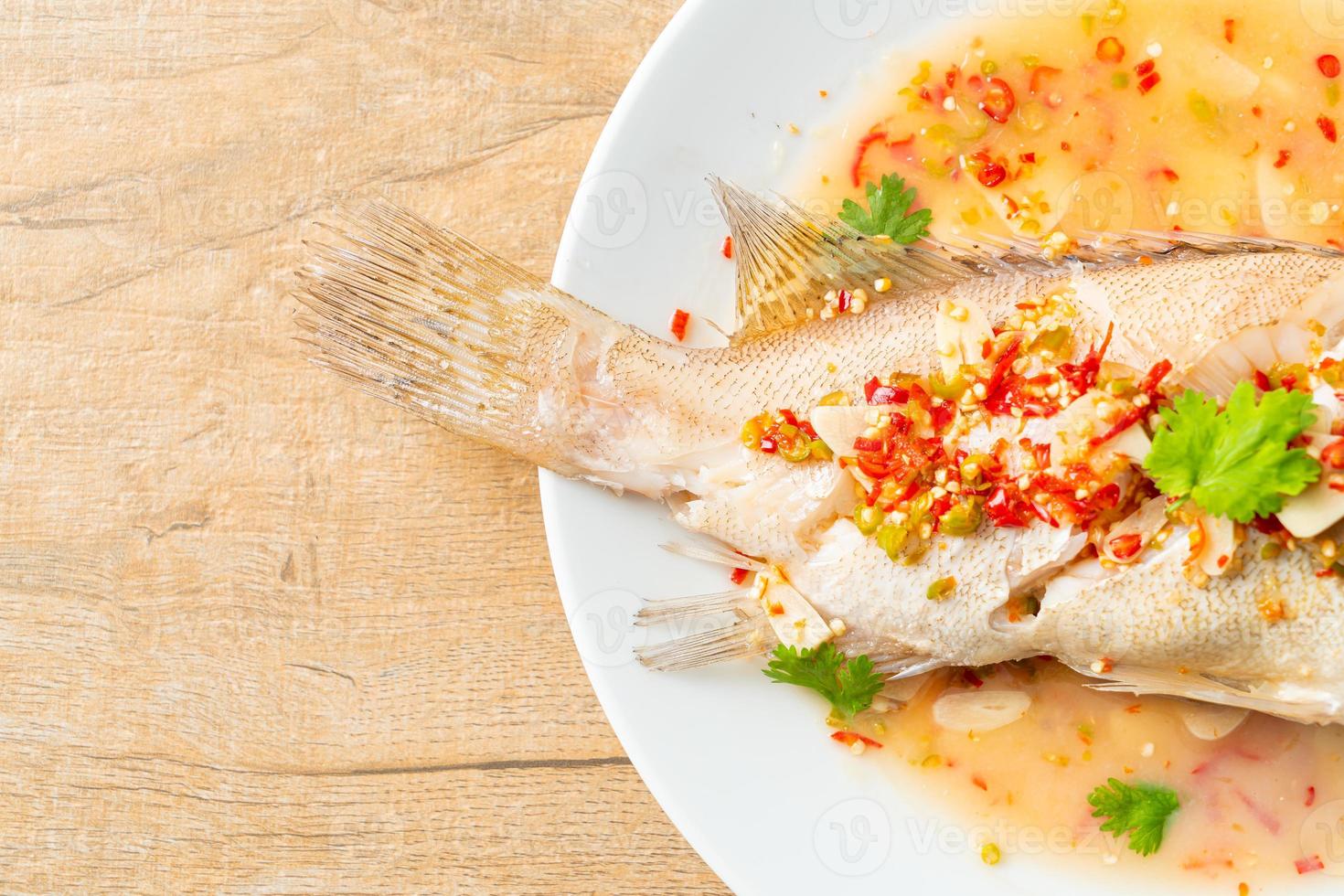 poisson de mérou cuit à la vapeur avec citron vert et piments photo