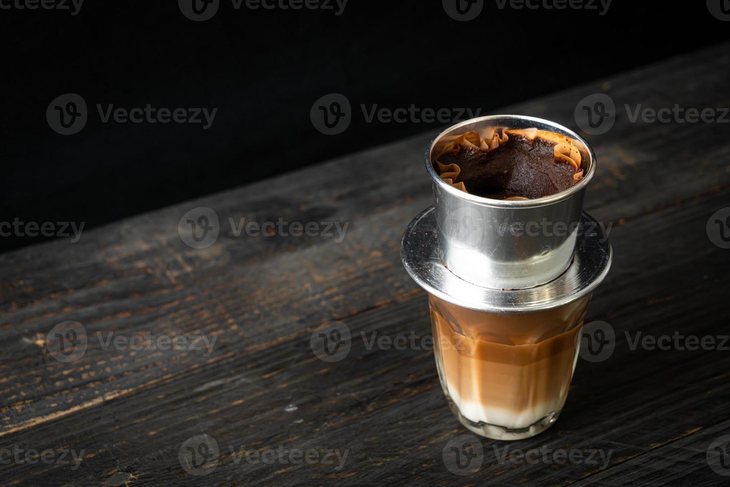 café au lait chaud dégoulinant dans le style vietnamien photo