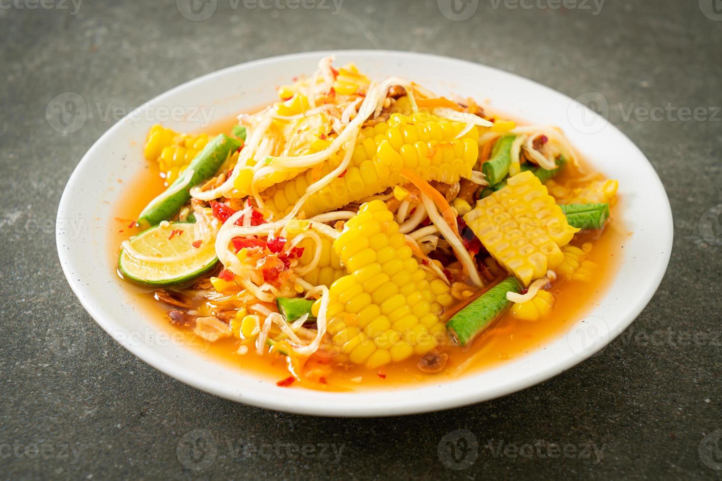 som tum - salade de papaye épicée thaï au maïs photo