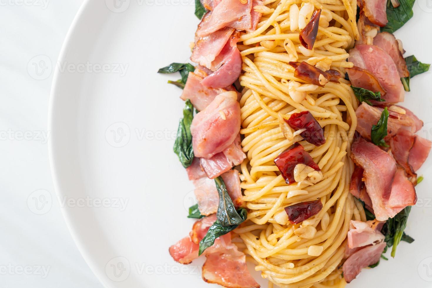 spaghettis sautés au chili séché et bacon photo