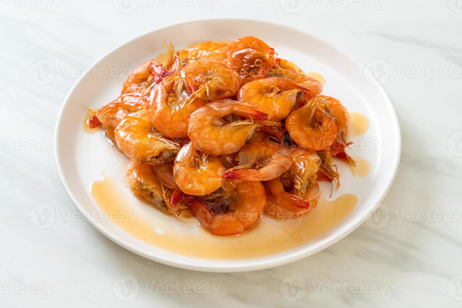 les crevettes douces sont un plat thaï qui cuisine avec de la sauce de poisson et du sucre photo