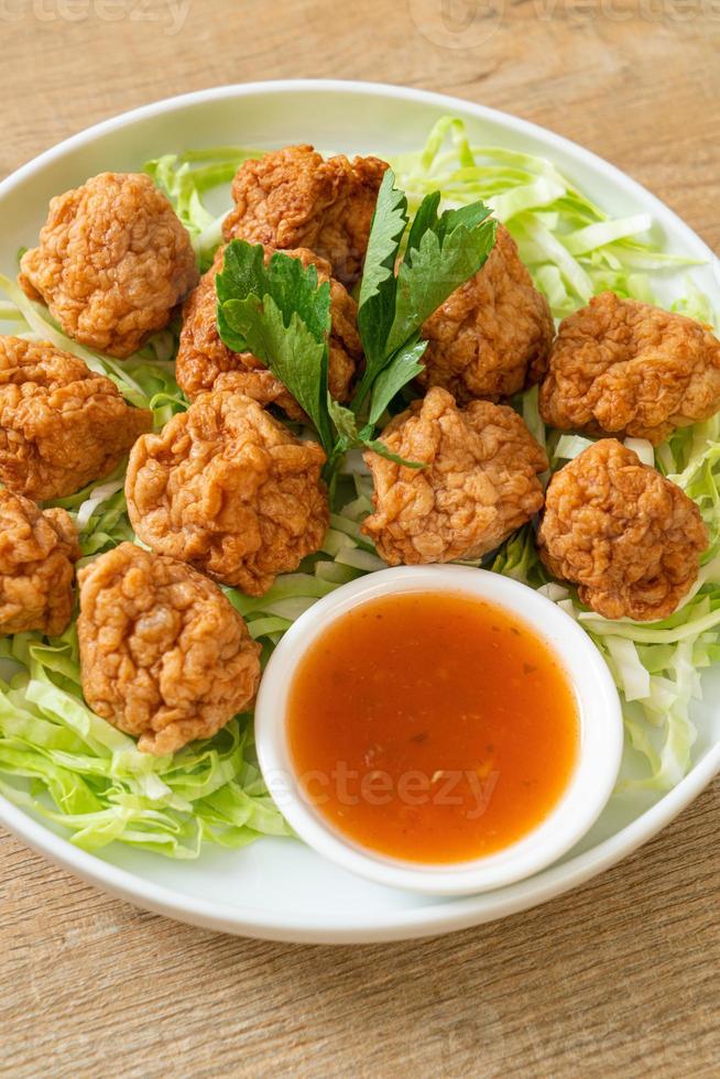 boulettes de crevettes bouillies avec sauce épicée photo