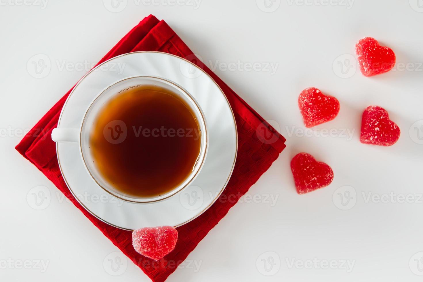 tasse blanche avec du thé sur une serviette rouge photo