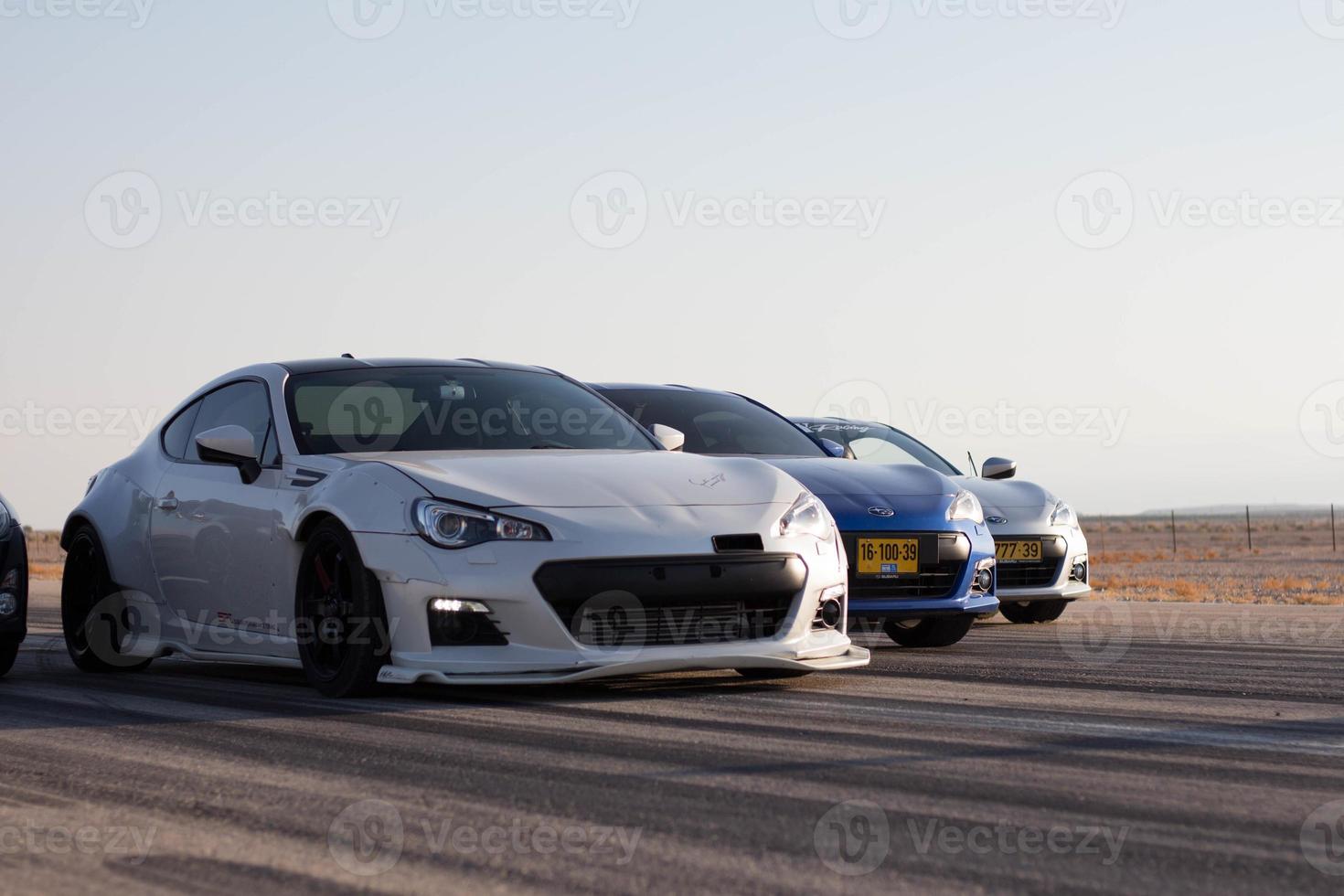 voitures sur la piste de course et sur les routes du désert photo