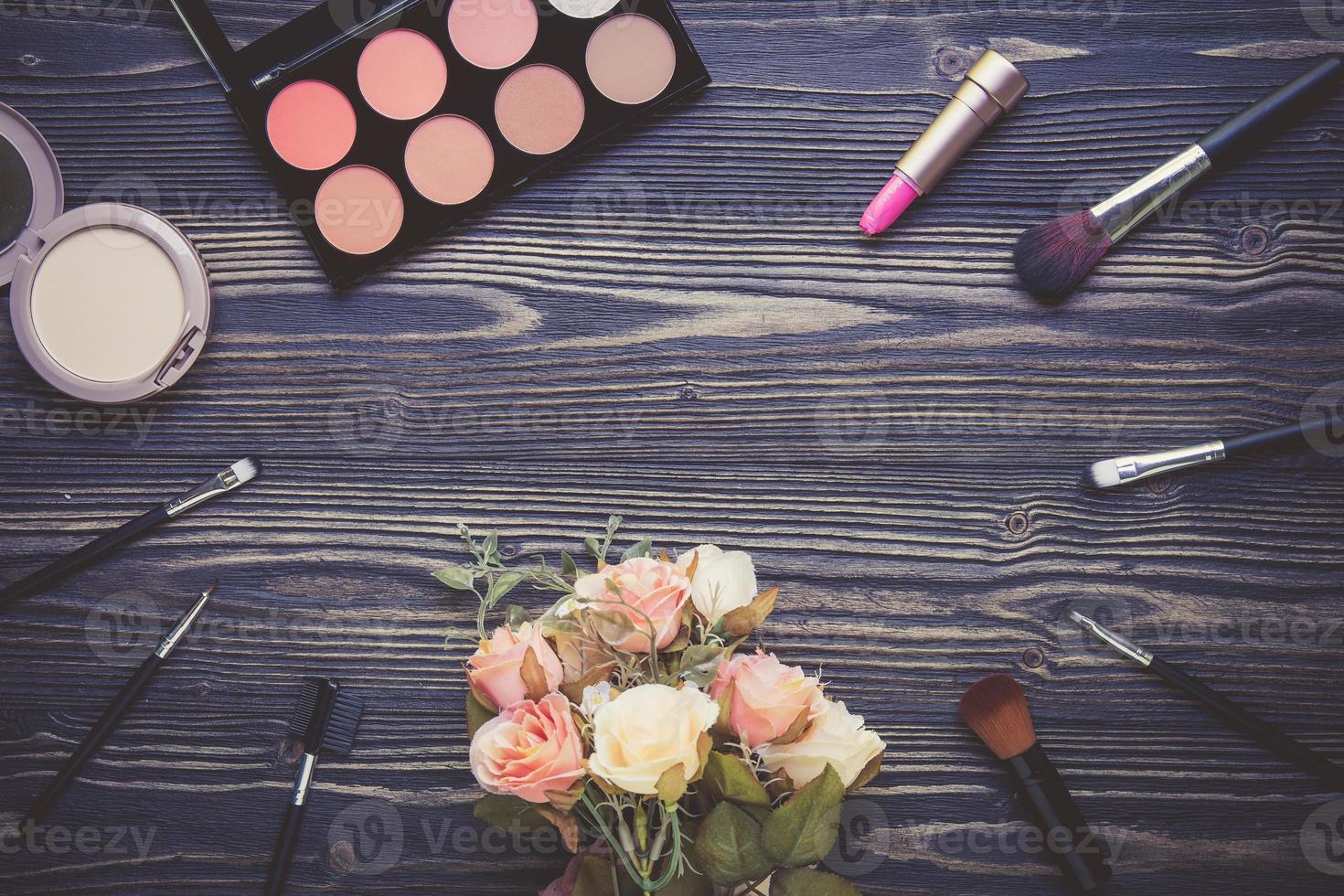 vue de dessus une collection de maquillage cosmétique et fleur sur table en bois photo