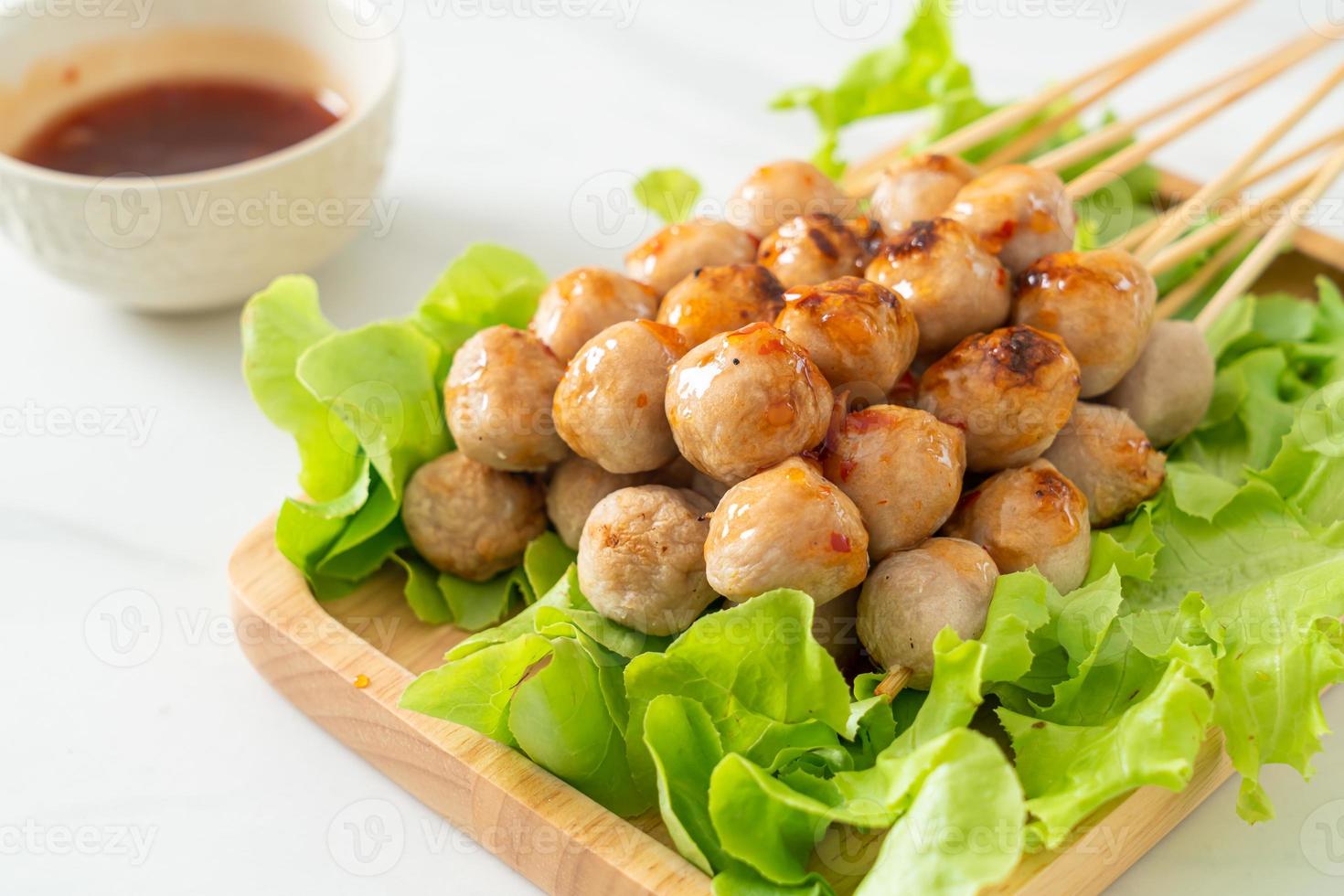 brochette de boulettes de viande grillées avec trempette épicée photo