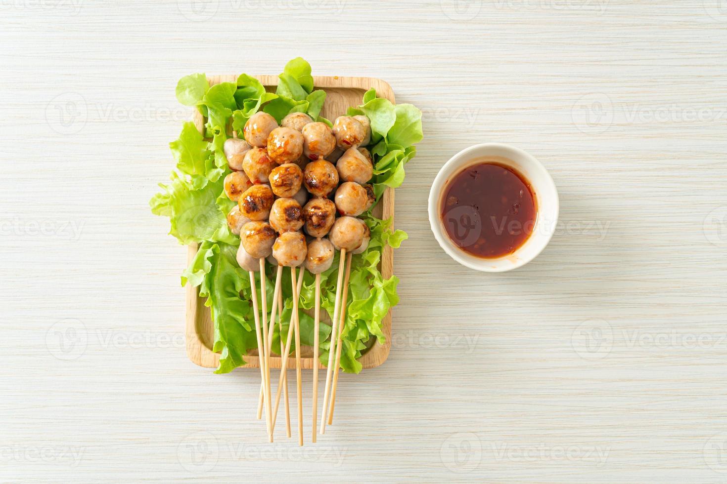 brochette de boulettes de viande grillées avec trempette épicée photo