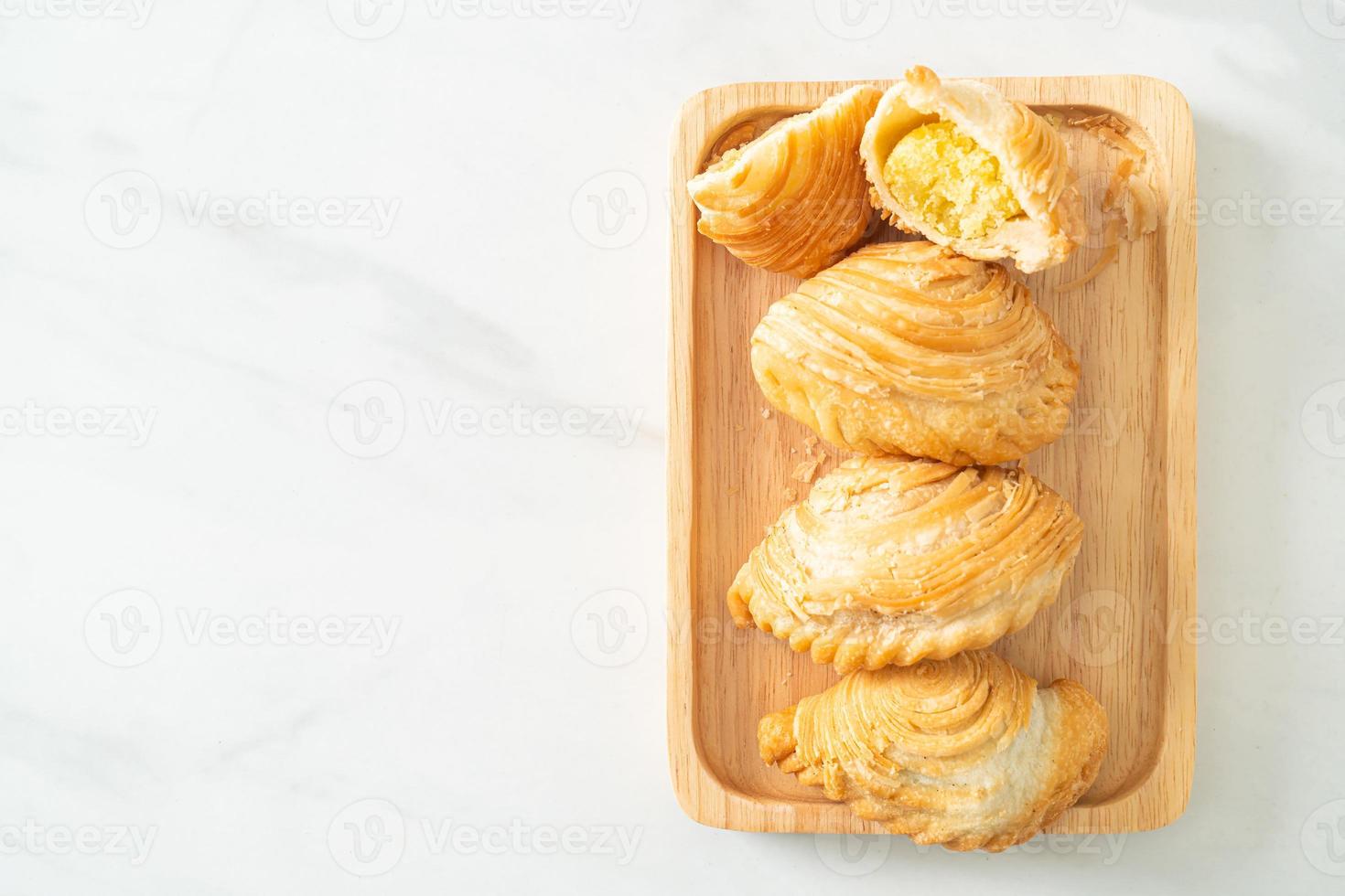 Pâte feuilletée au curry haricots farcis sur plaque de bois photo