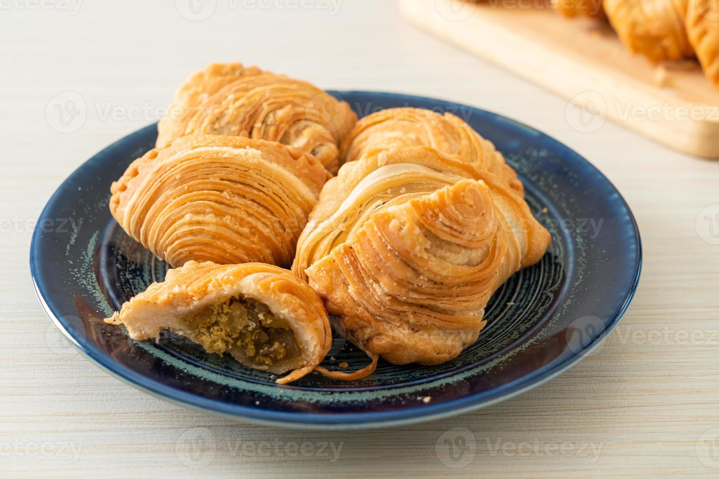 Poulet farci de pâte feuilletée au curry sur plaque photo