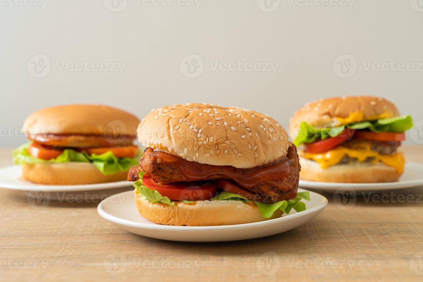 Burger de poulet grillé avec sauce sur plaque blanche photo