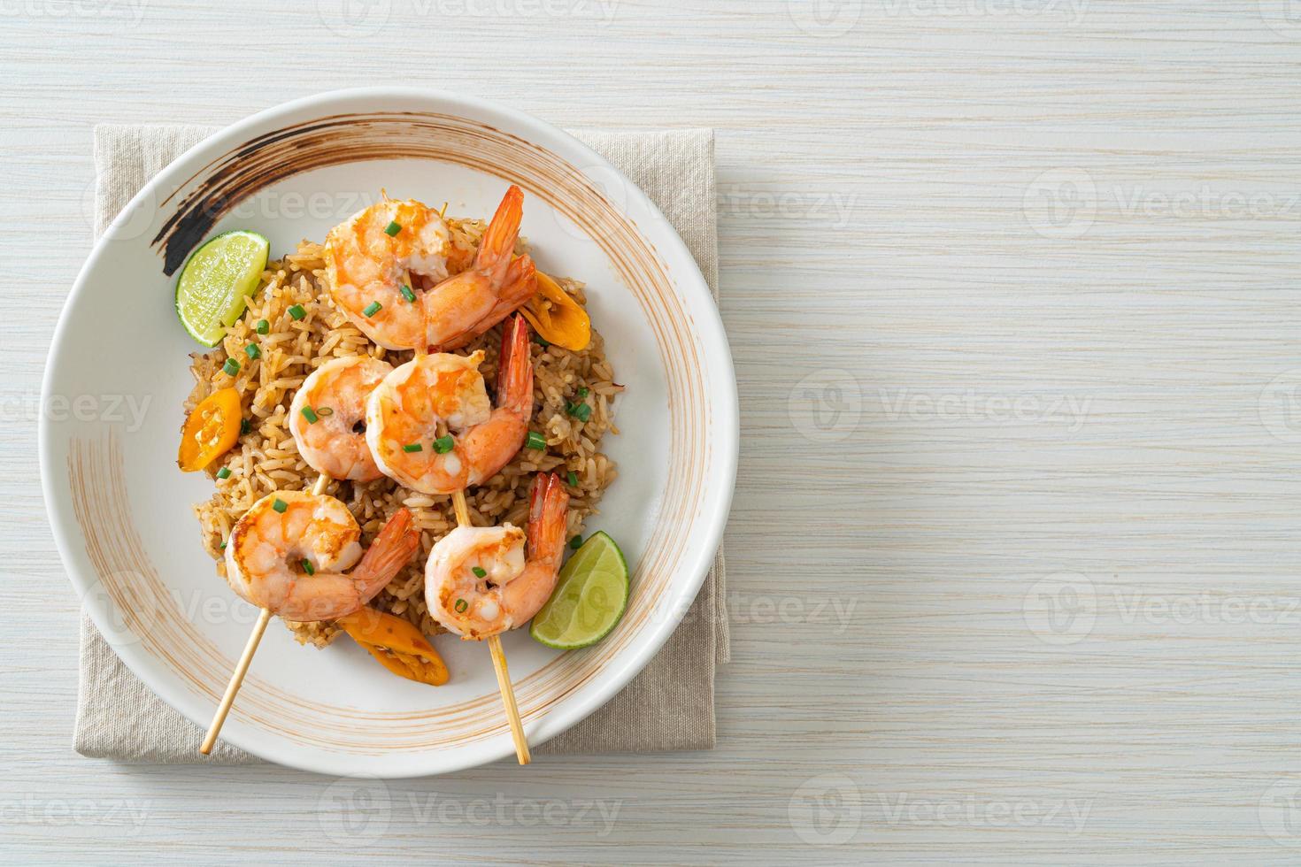 riz sauté aux crevettes ou brochettes de gambas photo