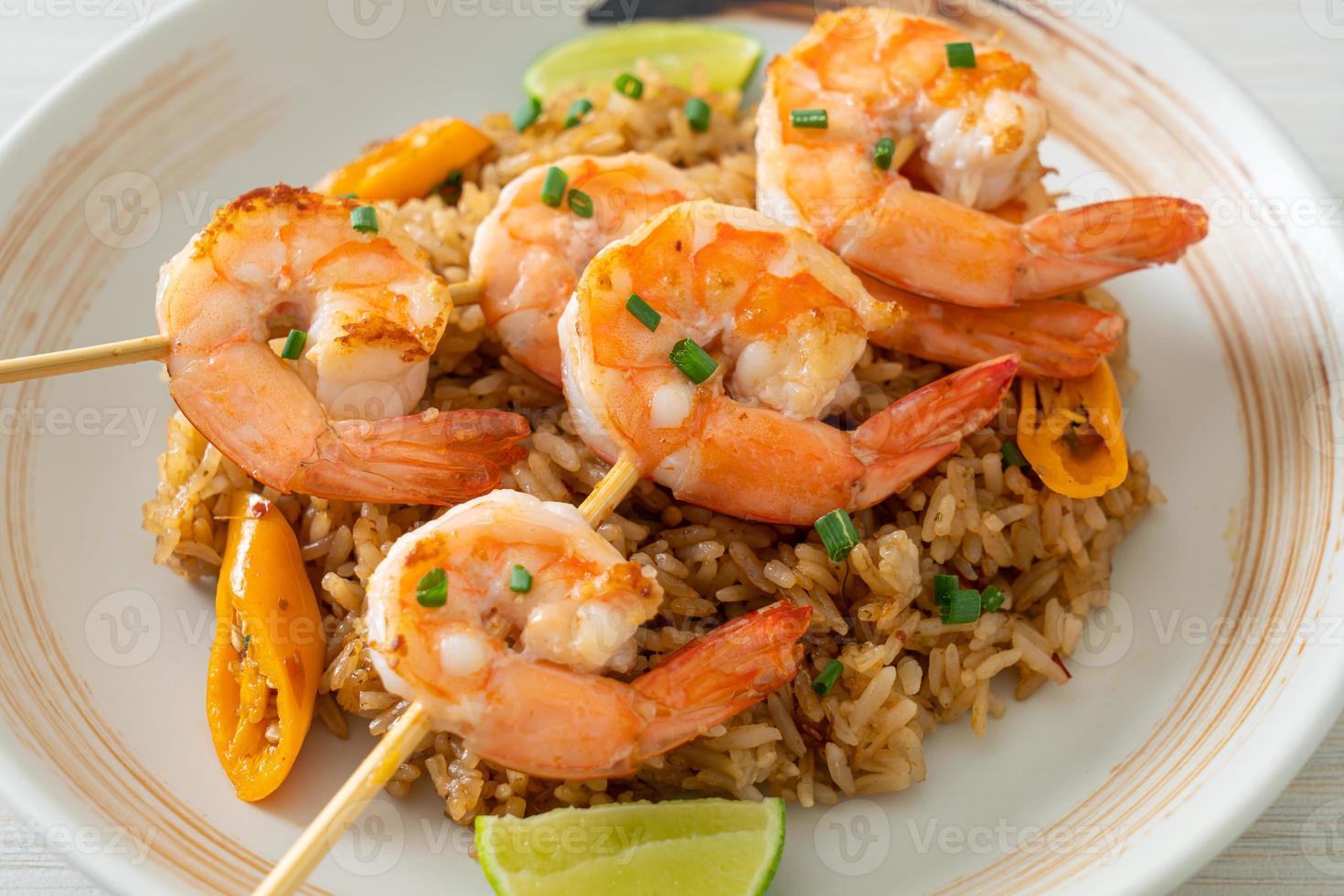 riz sauté aux crevettes ou brochettes de gambas photo