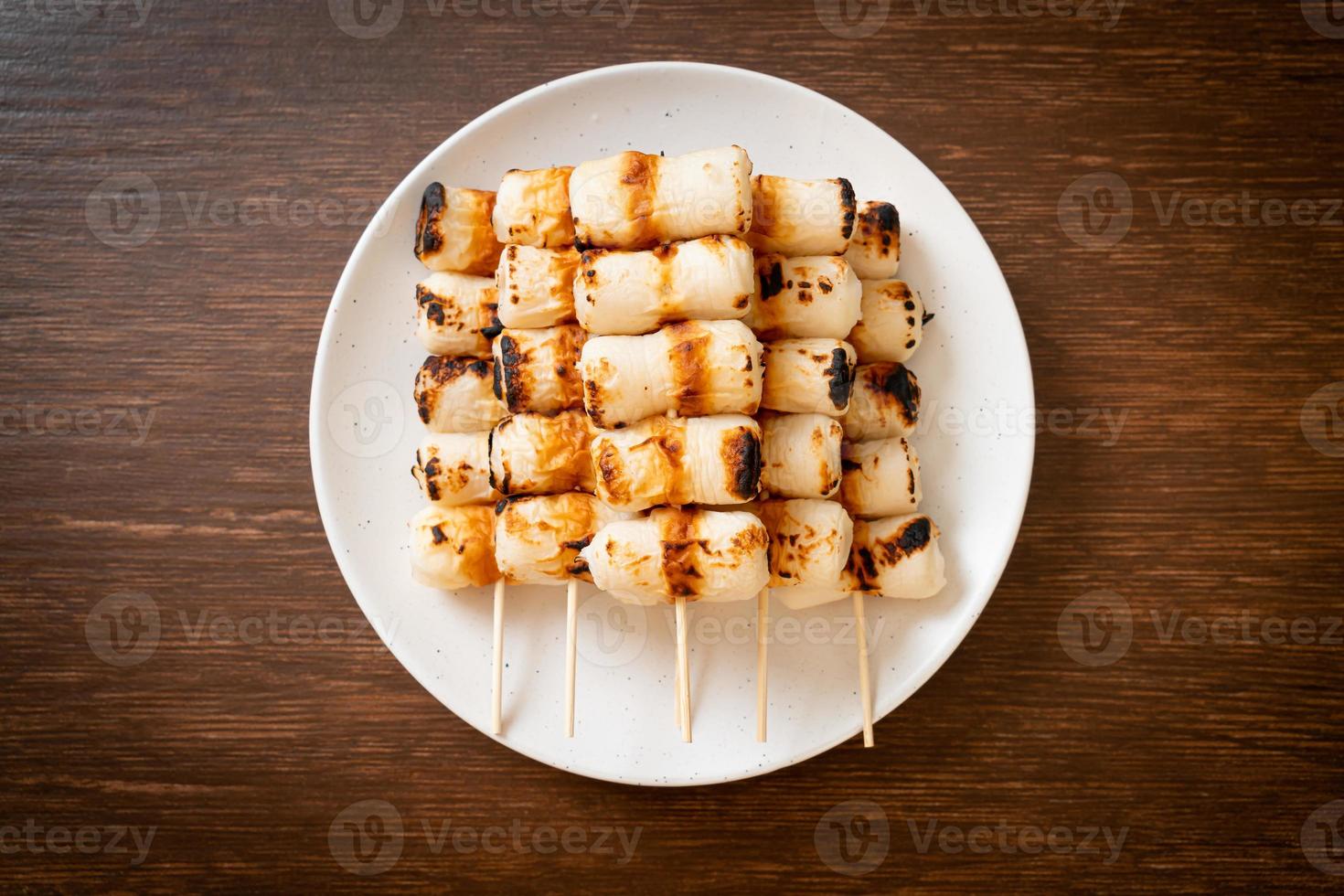 Gâteau de pâte de poisson en forme de tube grillé ou brochette de calmar en tube sur plaque photo