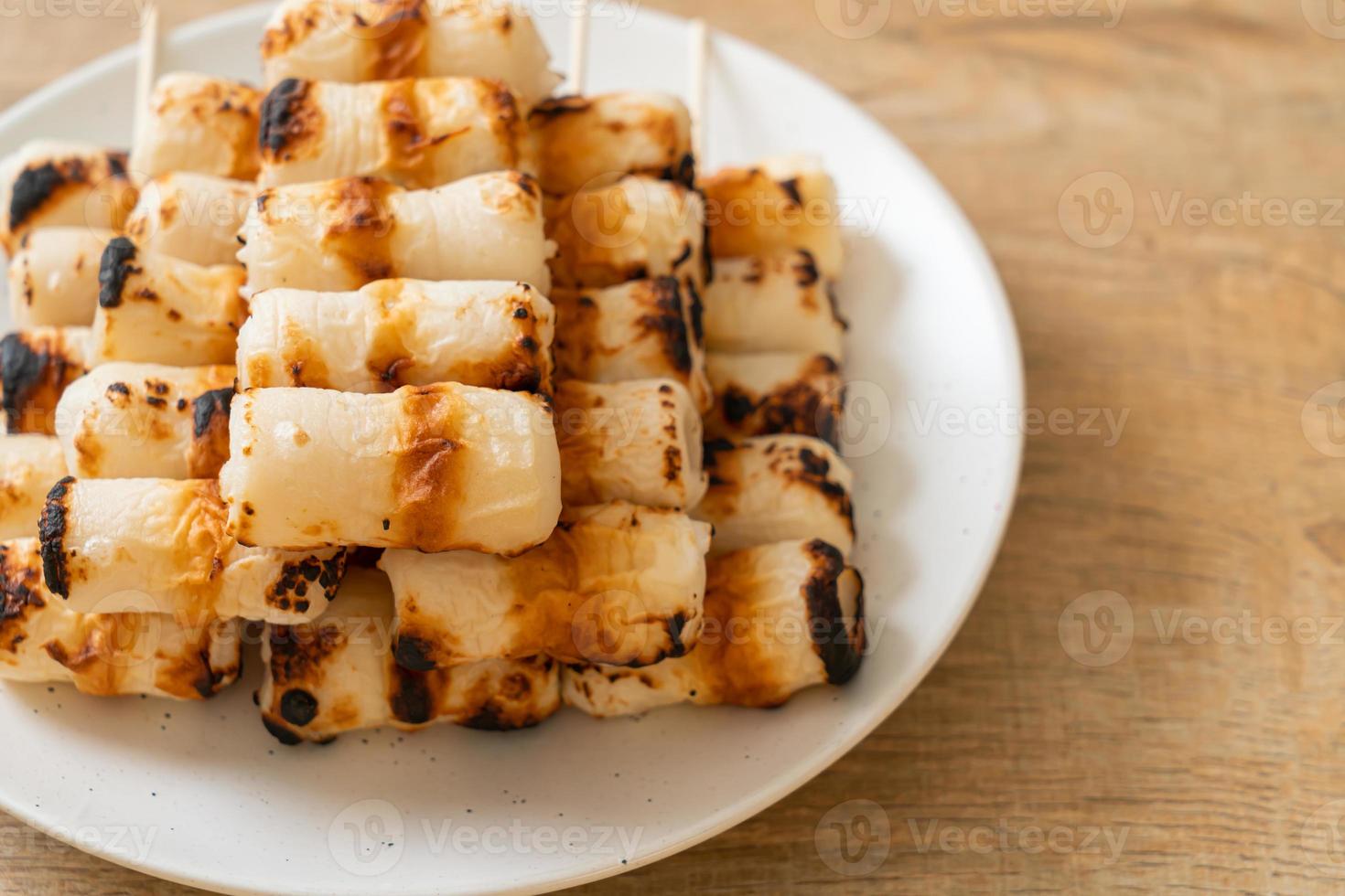 Gâteau de pâte de poisson en forme de tube grillé ou brochette de calmar en tube sur plaque photo