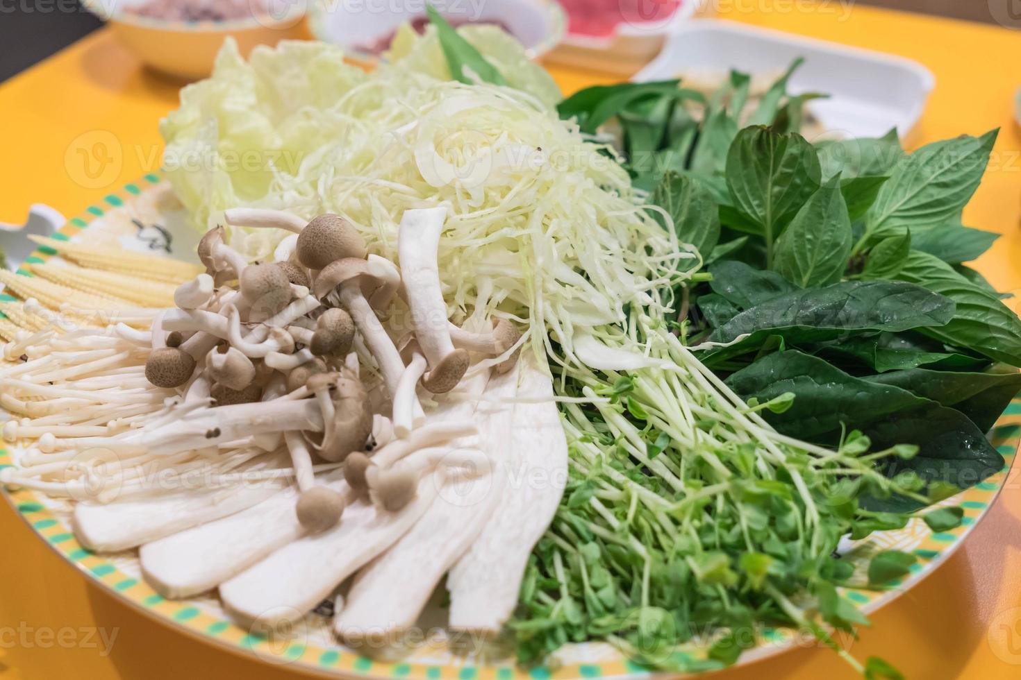 ensemble de légumes sur assiette pour sukiyaki - style de cuisine asiatique photo