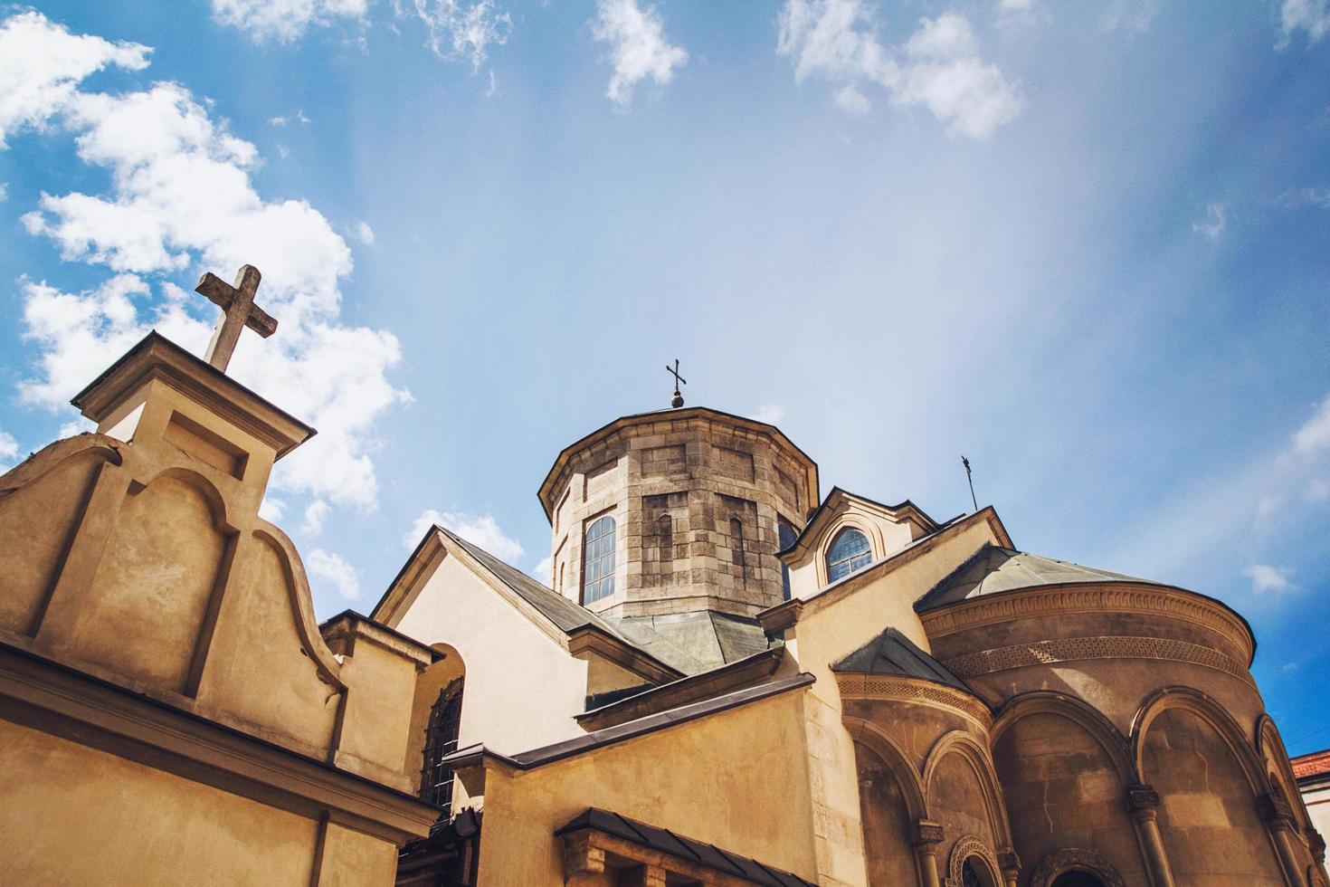 image de concept de religion d'église. église avec un fond de ciel bleu photo