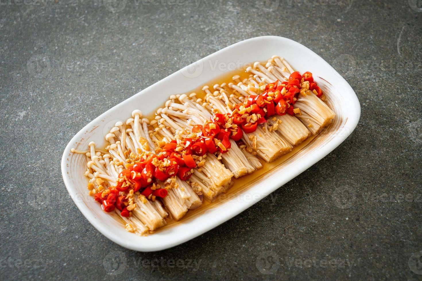 champignons à l'aiguille d'or cuits à la vapeur maison ou enokitake avec sauce soja, piment et ail photo