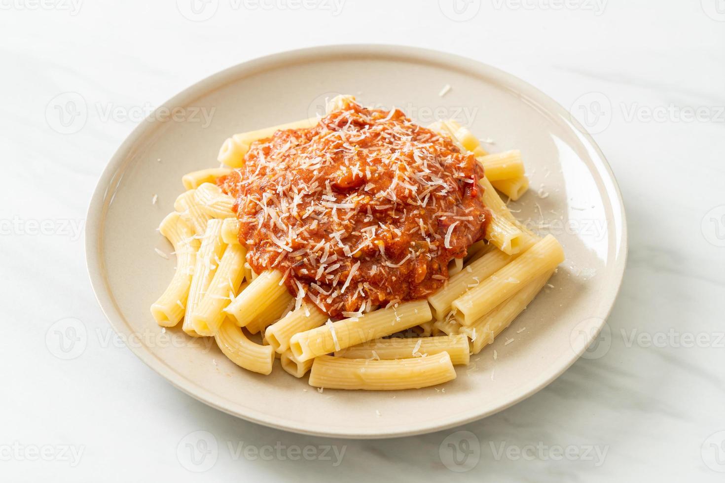 pâtes rigatoni avec sauce bolognaise au porc - style cuisine italienne photo