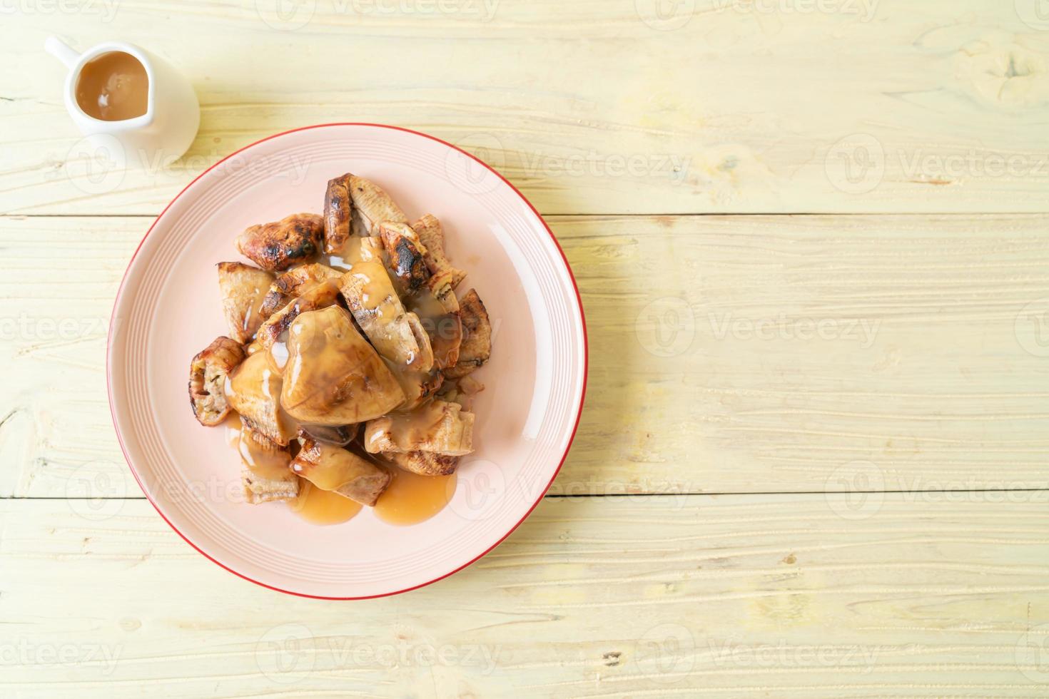 bananes grillées avec sauce caramel à la noix de coco sur assiette photo