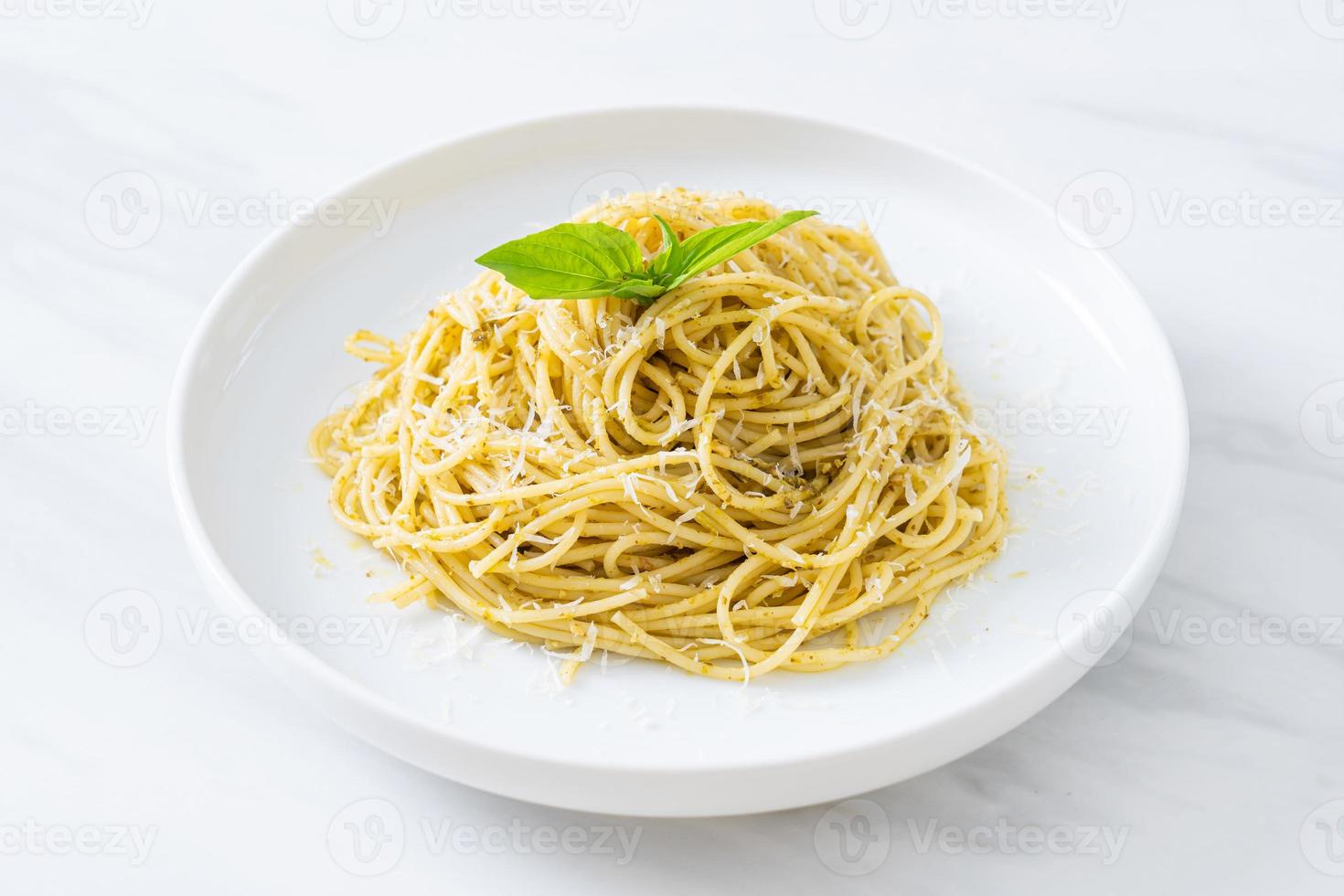 pâtes spaghetti au pesto - cuisine végétarienne et style de cuisine italienne photo