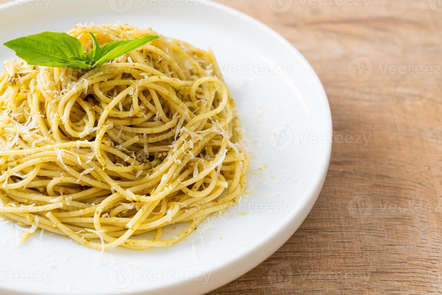 pâtes spaghetti au pesto - cuisine végétarienne et style de cuisine italienne photo