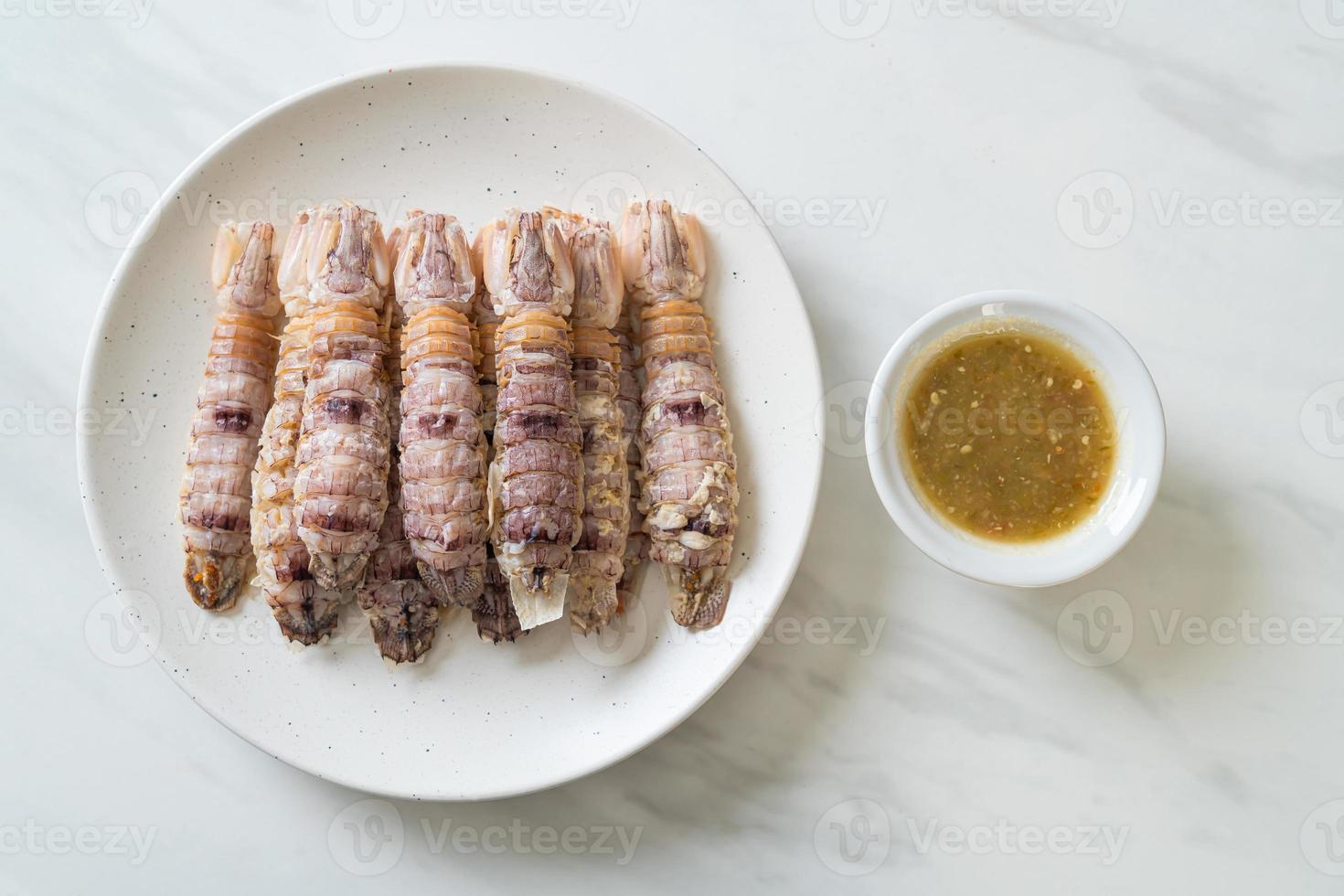 écrevisses cuites à la vapeur ou crevettes mantis ou stomatopodes avec sauce épicée aux fruits de mer photo