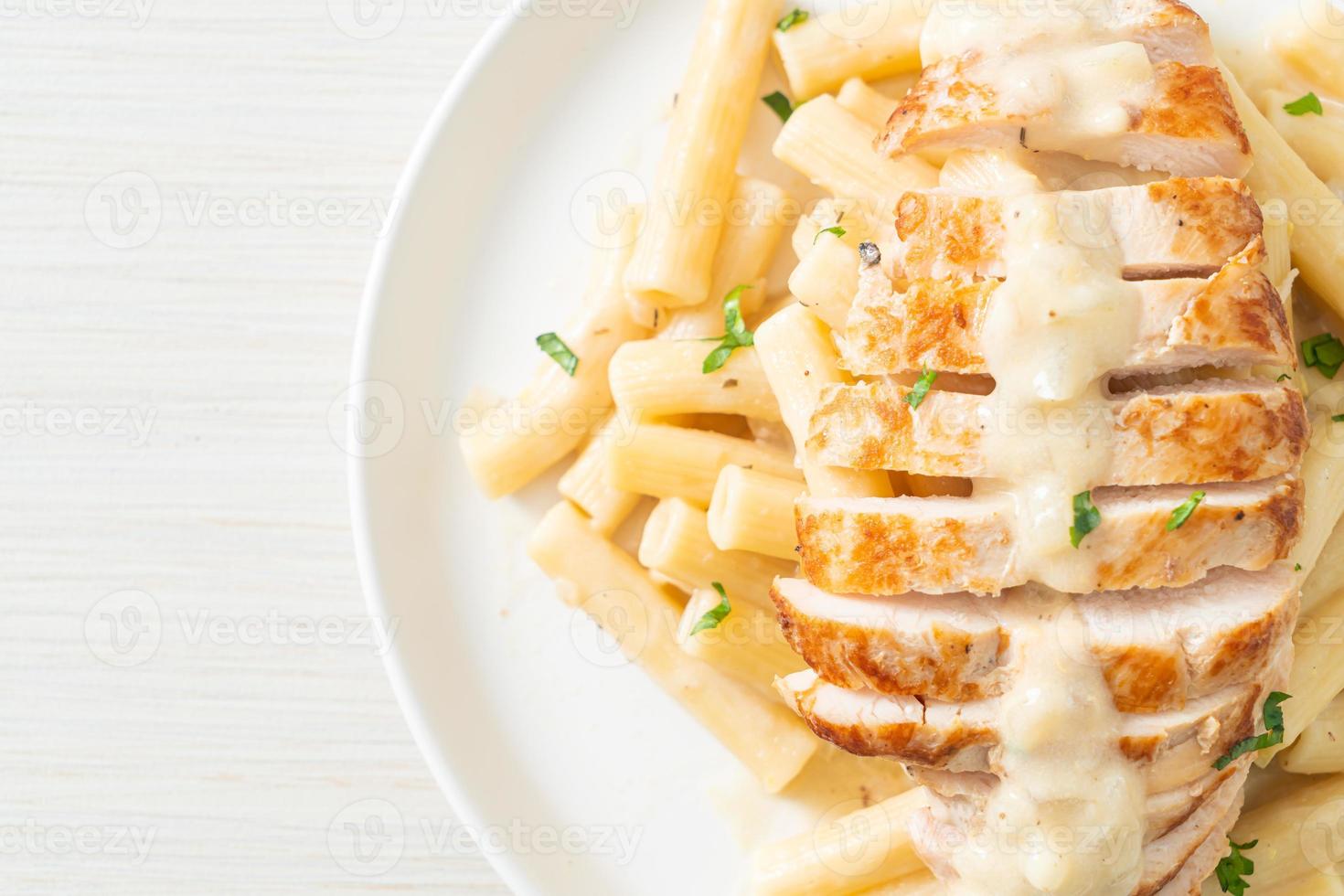 pâtes quadrotto penne maison sauce crémeuse blanche au poulet grillé photo