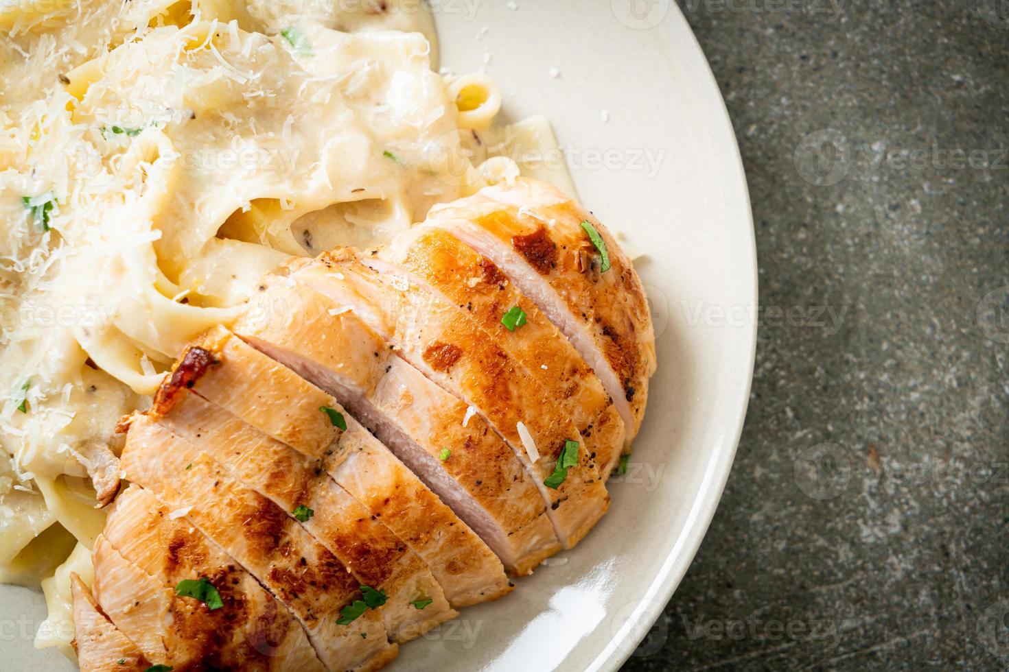 pâtes fettucine maison sauce crémeuse blanche au poulet grillé photo