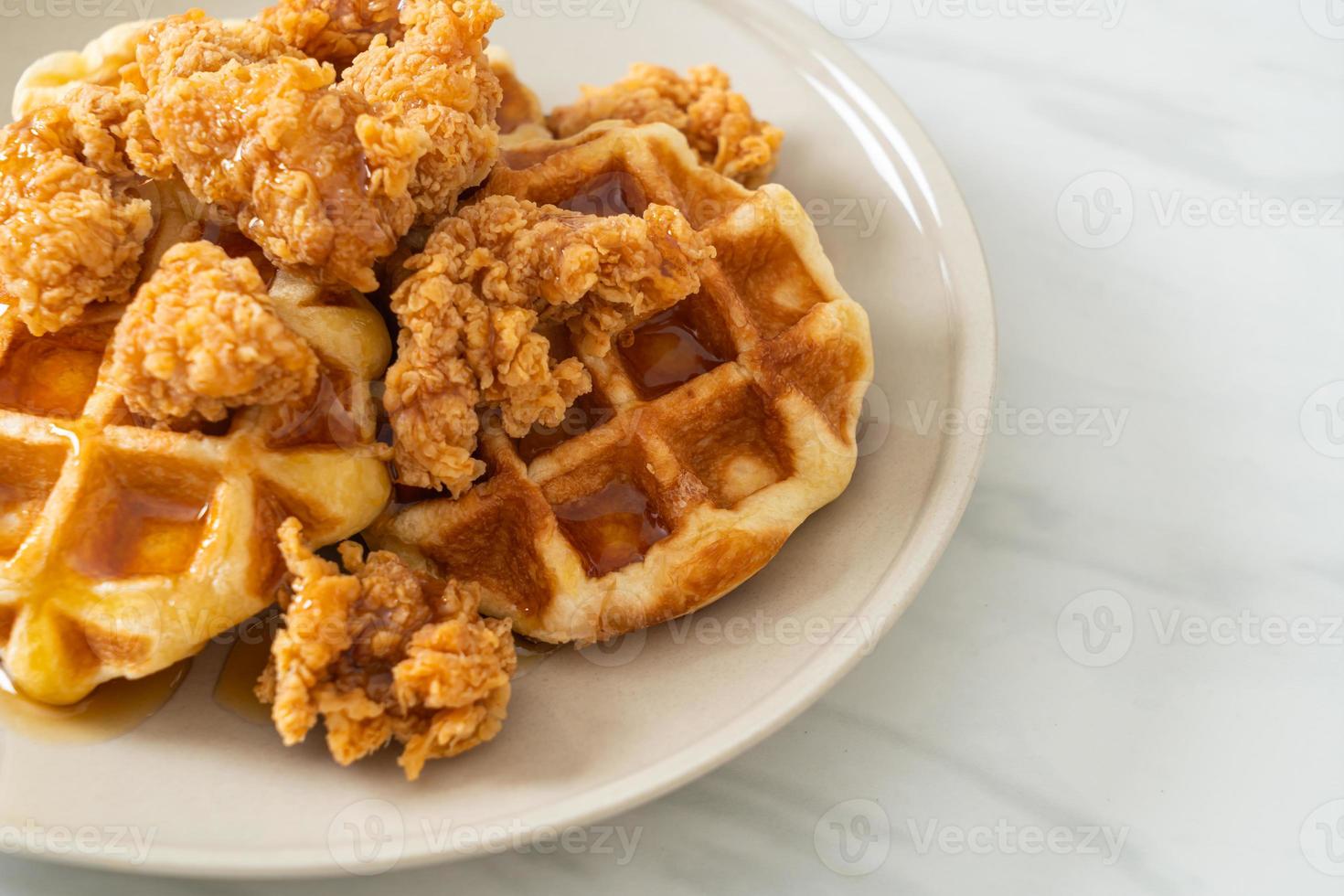 gaufre de poulet frit maison au miel ou sirop d'érable photo