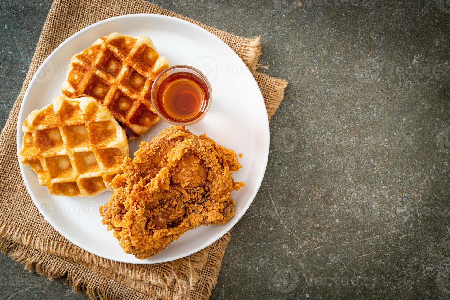 gaufre de poulet frit maison au miel ou sirop d'érable photo