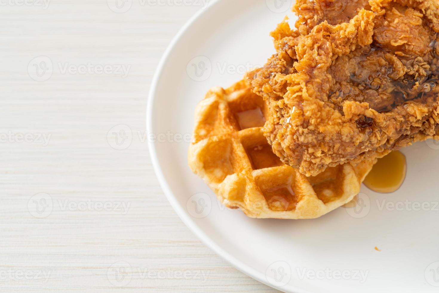 gaufre de poulet frit maison au miel ou sirop d'érable photo