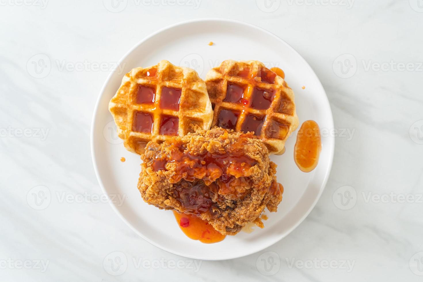 poulet frit maison avec gaufre et sauce épicée photo