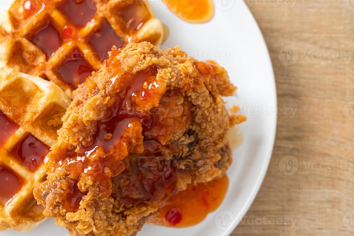 poulet frit maison avec gaufre et sauce épicée photo