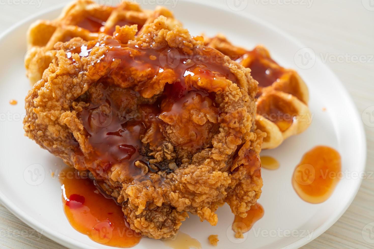 poulet frit maison avec gaufre et sauce épicée photo