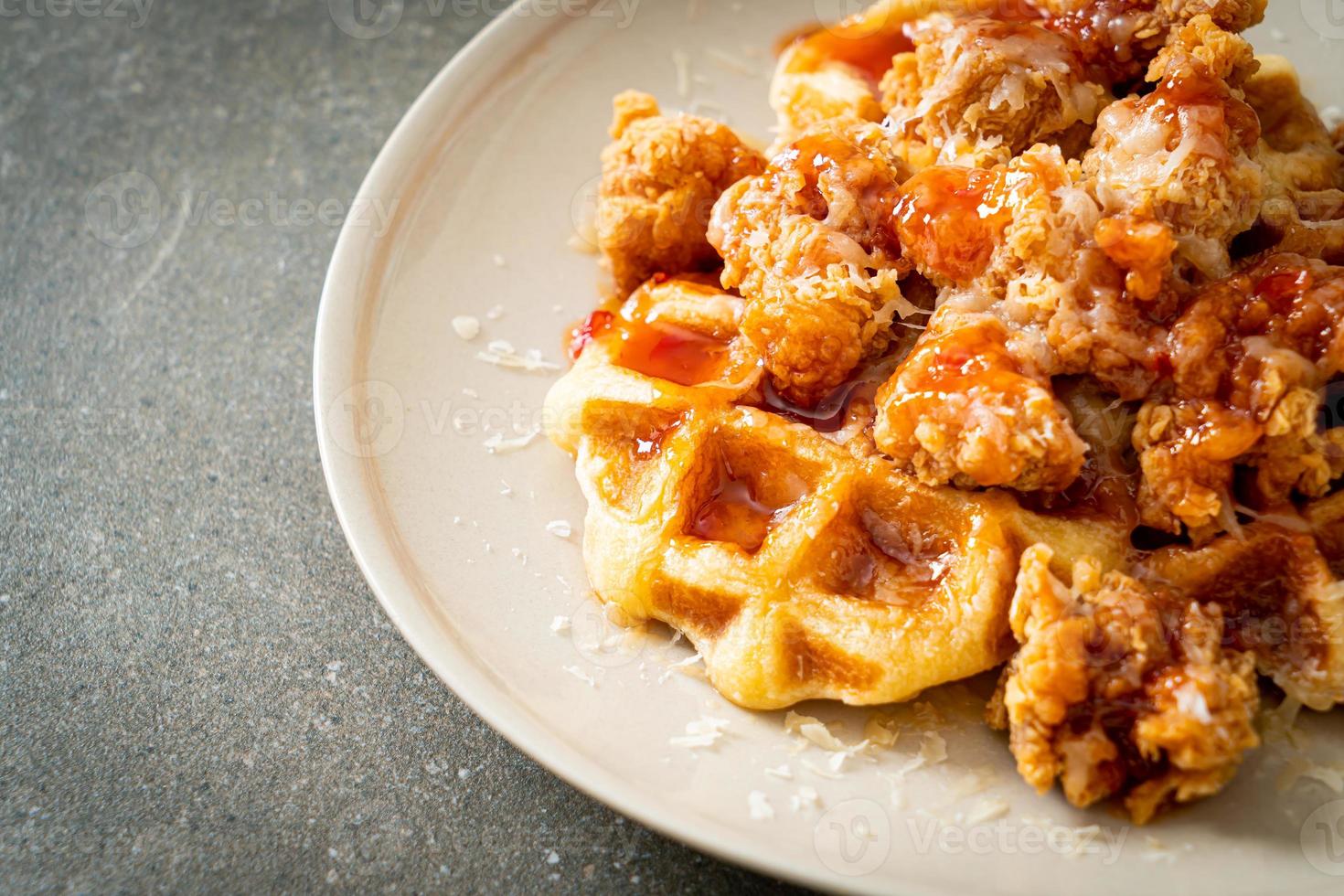 poulet frit maison avec gaufre et fromage photo