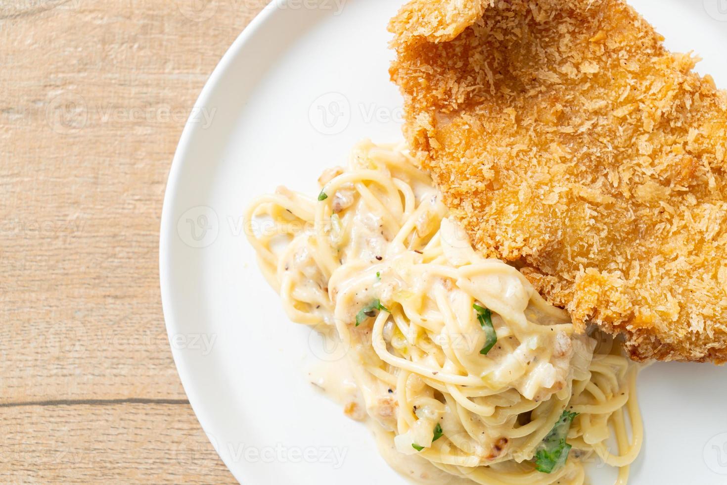 pâtes spaghetti maison sauce crème blanche avec poisson frit photo