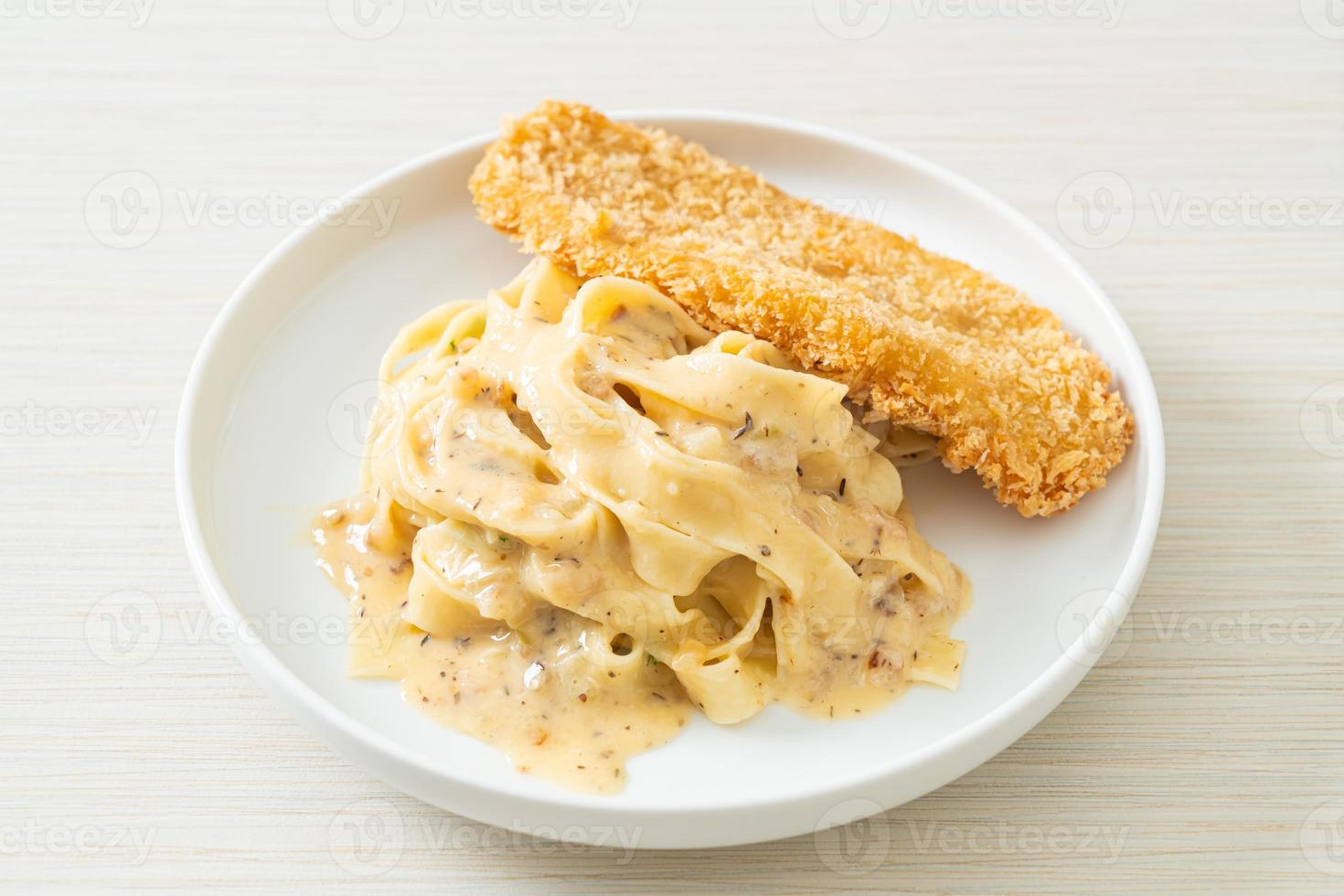 pâtes fettuccine maison sauce crème blanche avec poisson frit photo