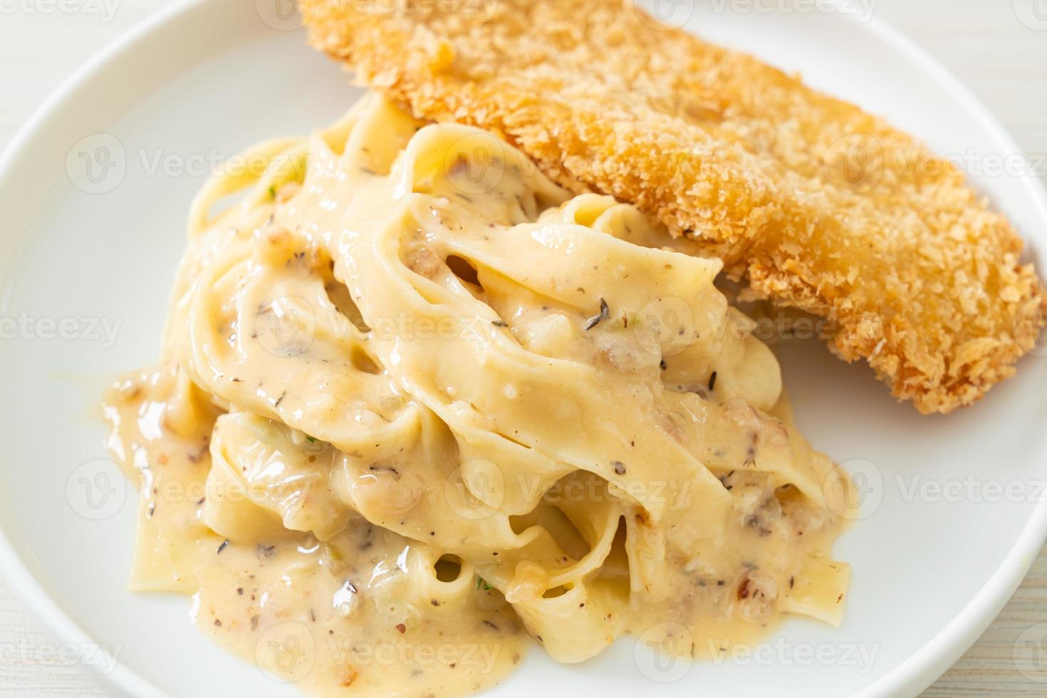 pâtes fettuccine maison sauce crème blanche avec poisson frit photo