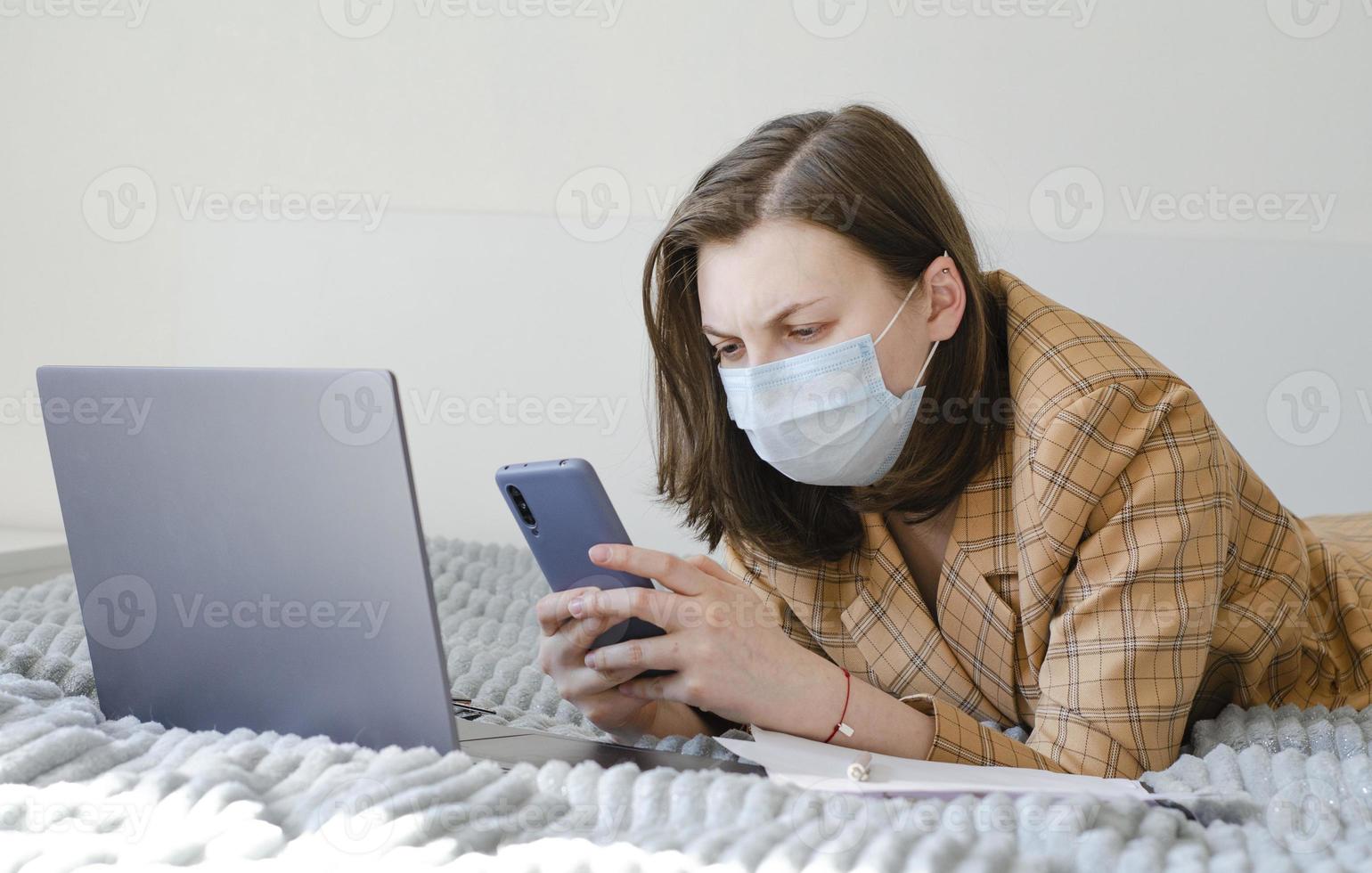 une femme d'affaires résout les problèmes de travail à distance. ordinateur portable et téléphone. photo