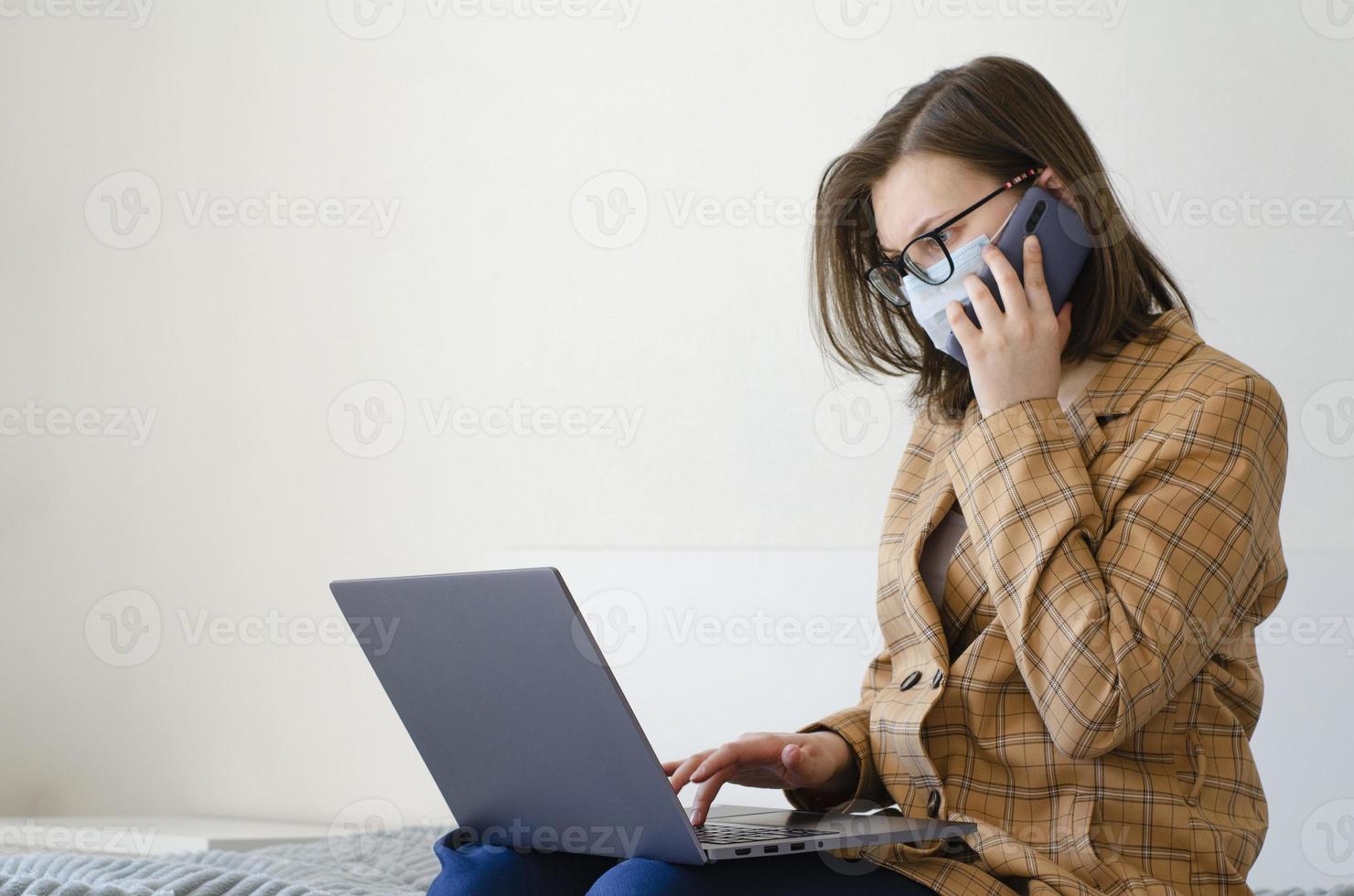 coronavirus. quarantaine. une femme d'affaires résout les problèmes de travail à distance. photo