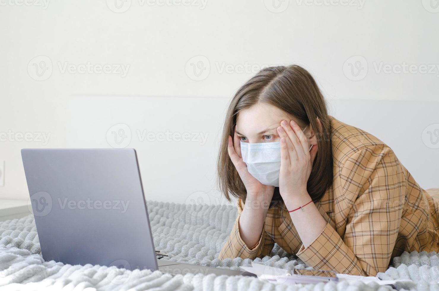 une femme d'affaires résout les problèmes de travail à distance. colère et frustration. photo