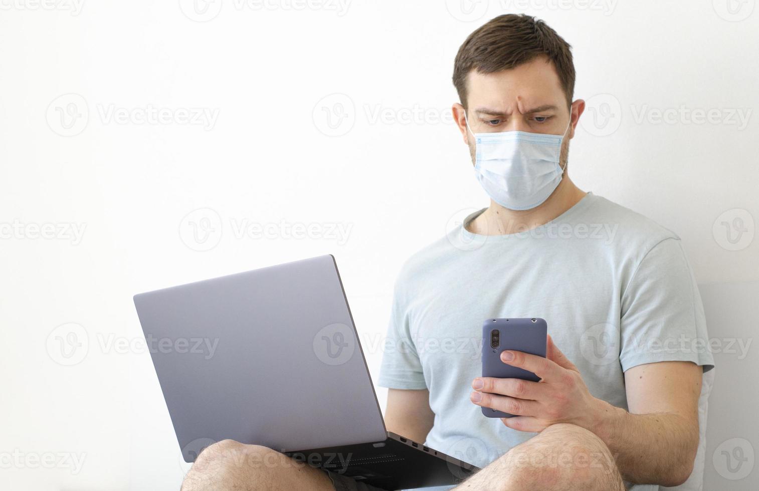 coronavirus. quarantaine. un homme résout des questions sur le travail à distance. photo