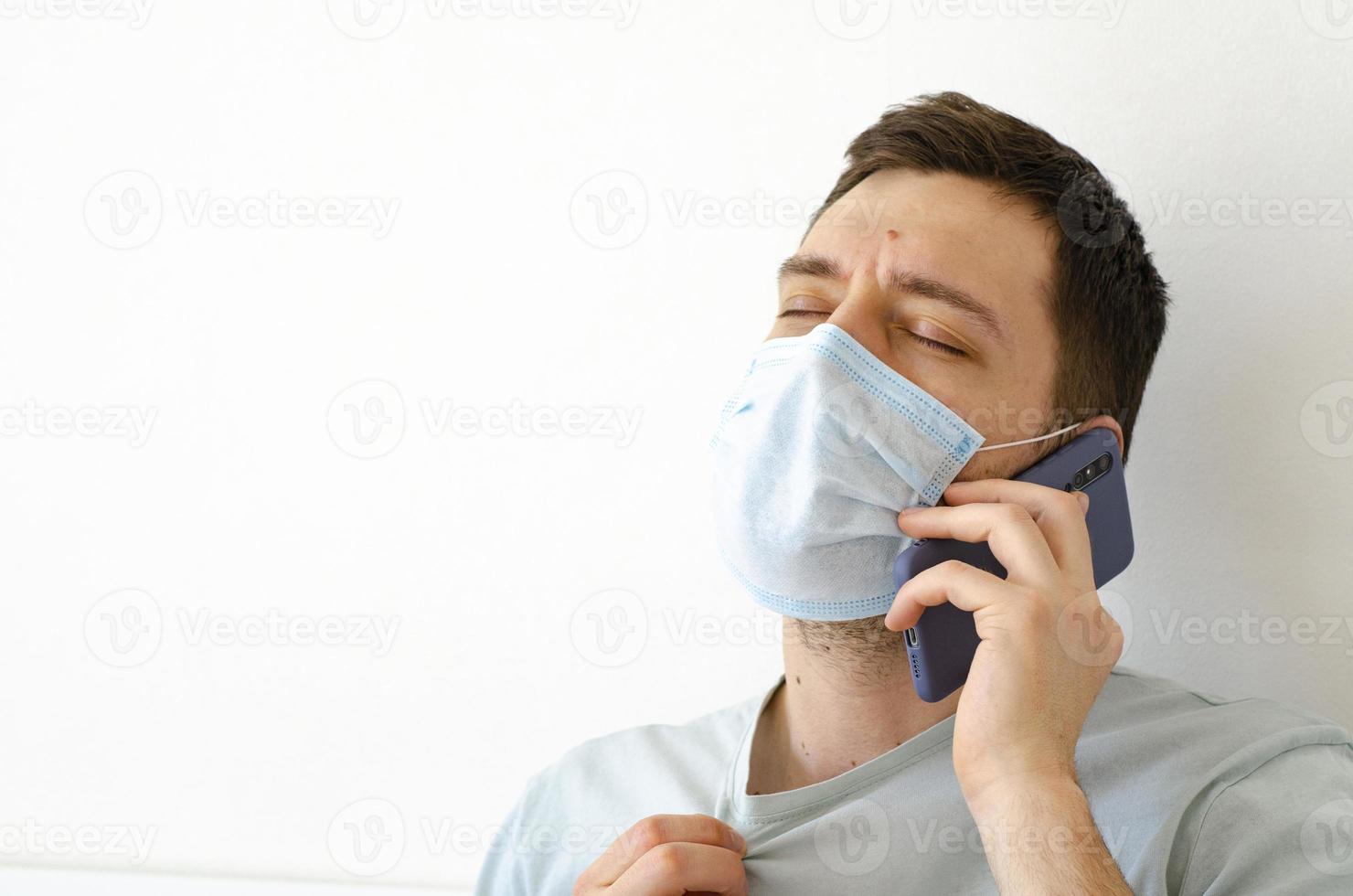 un homme appelle un médecin. fièvre, toux. se plaindre des symptômes. photo