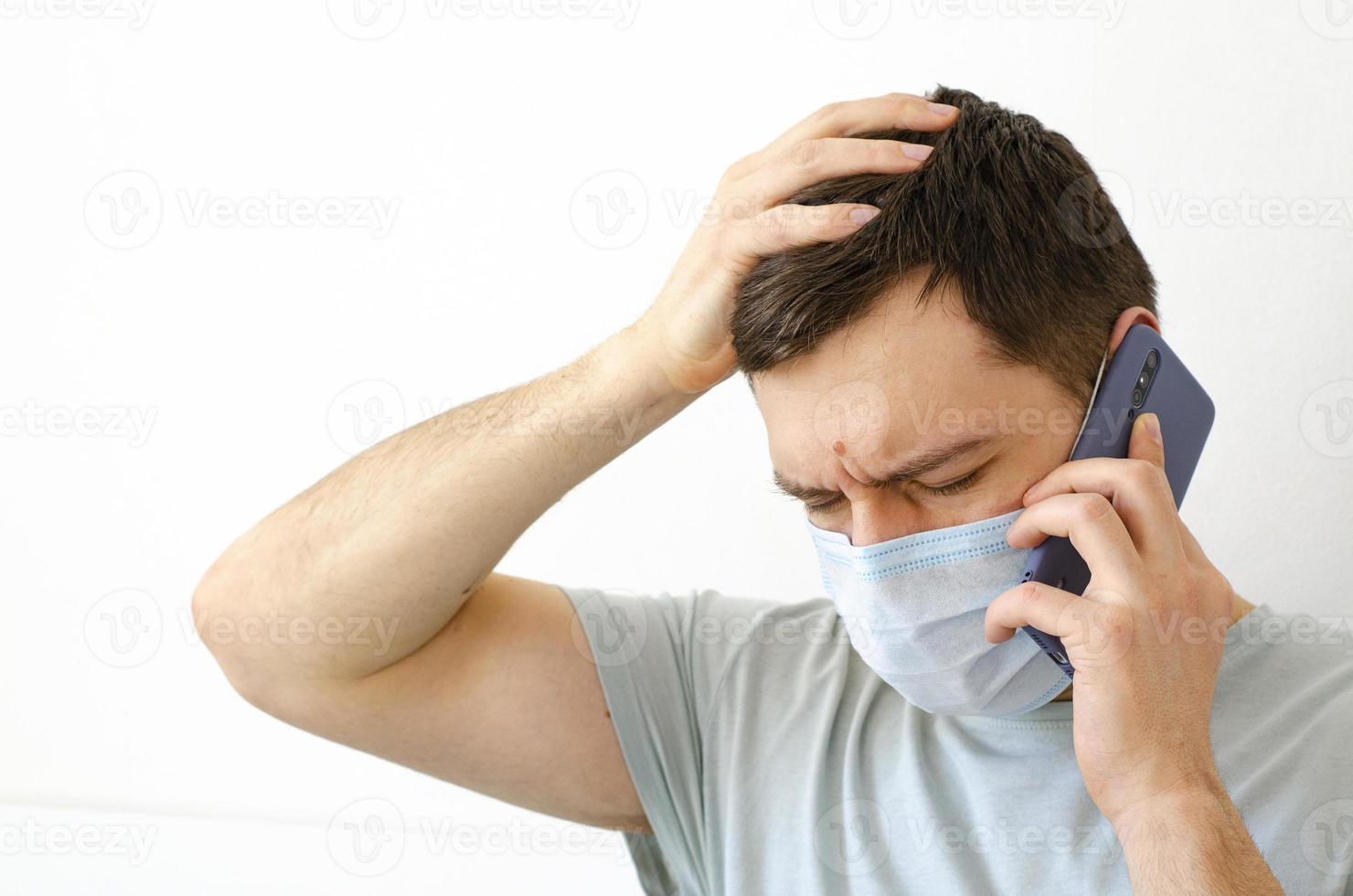 un homme résout les problèmes de travail à distance. dans le masque. photo