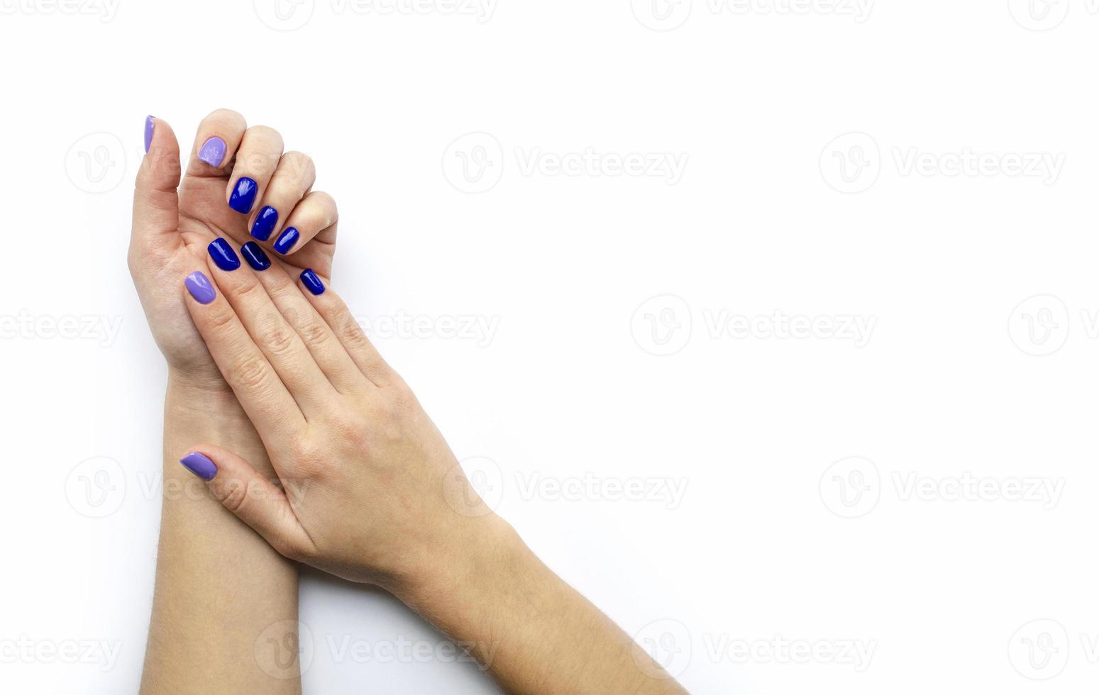 manucure élégante pour femmes à la mode. bleu et lilas photo
